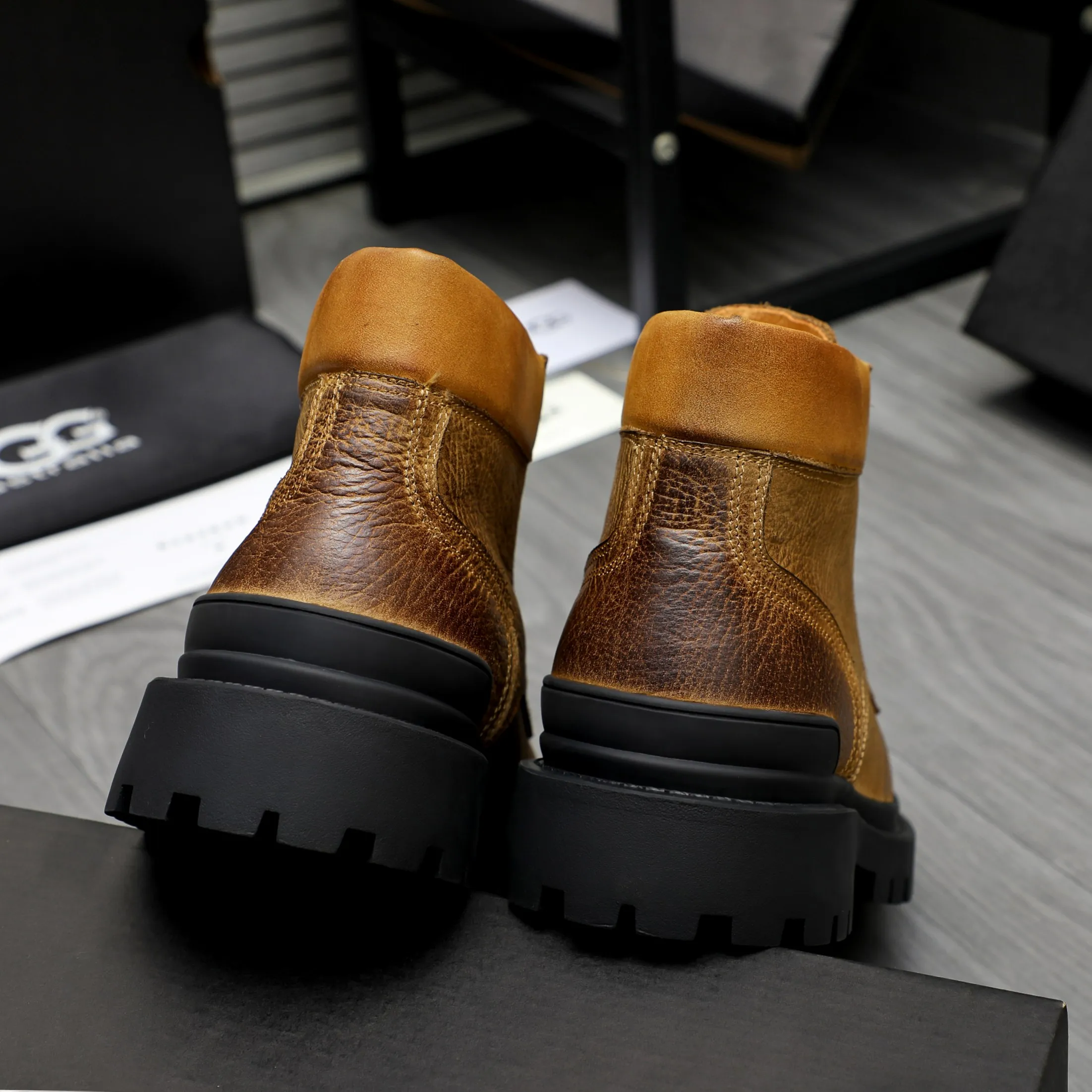 P620 Product trademark: "UGG" Gaobang men's shoes Regular size: 39-44 Product materials: Selected color-brushed cowhide upper, wool lining, original outsole